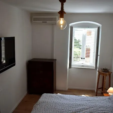 Kukura House Vis *