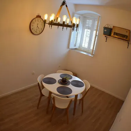 Kukura House Vis * Vis