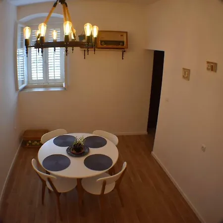 Kukura House Vis Vis